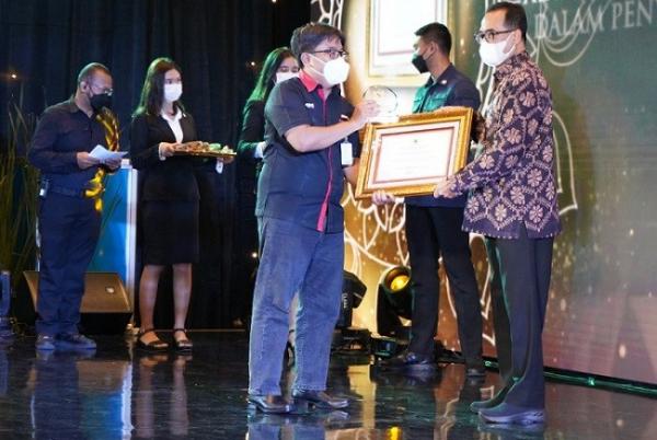 Kemenhub Mnc Media Pemimpin Redaksi iNews.id, Masirom, menerima penghargaan dari Menteri Perhubungan, Budi Karya Sumadi (kanan). (Foto: MPI/Heri Purnomo)