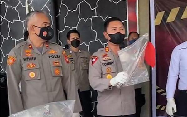 Pembunuhan Sintang Kapolres Kapolres Sintang AKBP Tommy Ferdian menunjukkan besi yang dipakai memukul korban. (Foto: Polres Sintang)