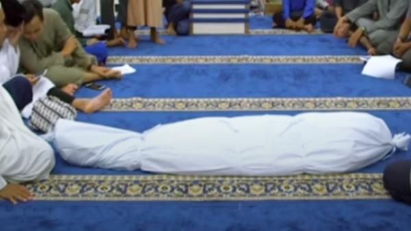 Tata cara mengkafani jenazah laki-laki muslim Tata cara mengkafani jenazah laki-laki muslim (Foto: Yotube Yufid TV)