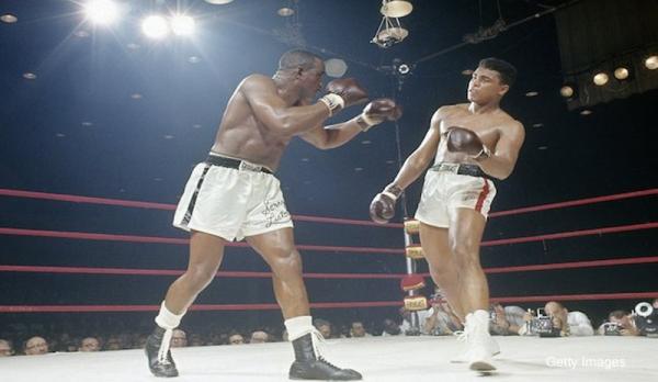 Sonny Liston (kiri) bertarung lawan Muhammad Ali. (Foto: The Post Game)