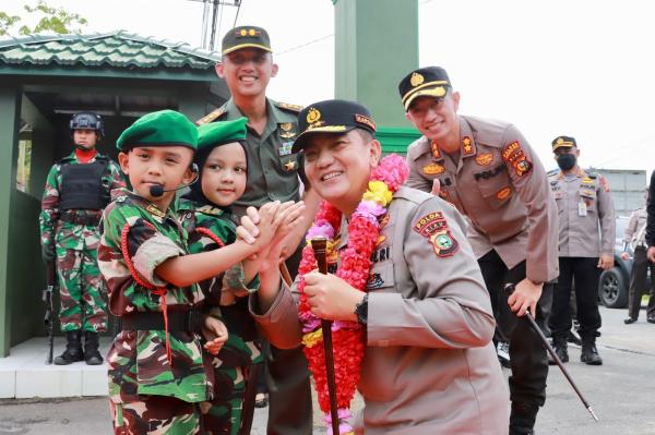 Kapolda Iqbal Kapolda Riau Irjen Pol M Iqbal salam komando dengan anak prajurit di Makodim Inhil. (Foto: ist)