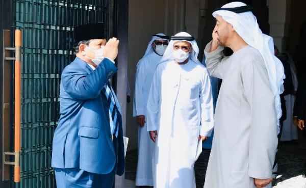 Prabowo Jokowi Mbz 1 Menhan Prabowo Subianto mendampingi Presiden Joko Widodo (Jokowi) bertemu dengan Presiden Uni Emirat Arab (UEA) Sheikh Mohamed bin Zayed bin Sultan Al Nahyan atau MBZ di Istana Al Shatie, Abu Dhabi, Jumat (1/7/2022). (Foto: Ist)