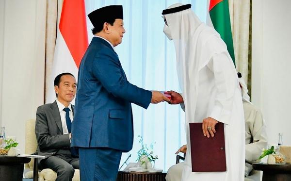Prabowo Jokowi Mbz 2 Menhan Prabowo Subianto mendampingi Presiden Joko Widodo (Jokowi) bertemu dengan Presiden Uni Emirat Arab (UEA) Sheikh Mohamed bin Zayed bin Sultan Al Nahyan atau MBZ di Istana Al Shatie, Abu Dhabi, Jumat (1/7/2022). (Foto: Ist)