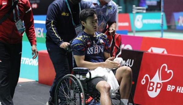 Tunggal putra Indonesia, Shesar Hiren Rhustavito tak bisa menyelesaikan laga perempat final Malaysia Open 2022 melawan wakil Jepang Kento Momota di Axiata Arena. (Foto: Twitter/@INABadminton)