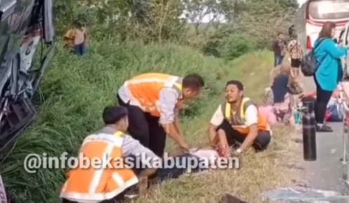 Kecelakaan Maut Subang Petugas mengevakuasi penumpang bus yang mengalami kecelakaan dengan truk ayam di Tol Cipali, Subang, Minggu (3/7/2022). (Foto: ist/Instagram)
