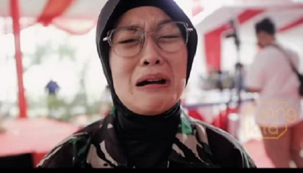 Sertu (K) Rizka Nurjanah prajurit TNI AD dijenguk Jenderal Andika Perkasa dan Hetty. (Foto tangkapan layar)..