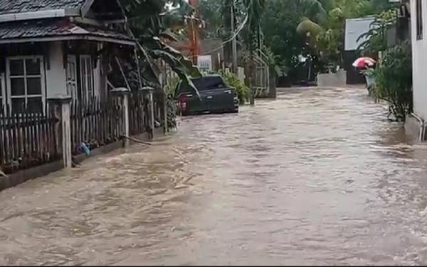 Banjir di kawasan Perumahan Guntung Alaban 2 Banjir di kawasan Perumahan Guntung Alaban, Kelurahan Sekumpul, Kecamatan Martapura, Kabupaten Banjar (Foto: iNews/Sairi)