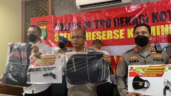 Barang bukti Barang bukti penusukan polisi gadungan di Bekasi (Foto : Jonathan Simanjuntak)