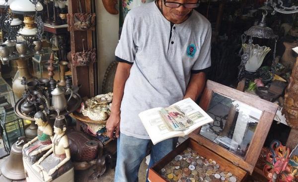 Iis Pamer Uang Kuno Iis menunjukkan koleksi uang kunonya. (Foto: MPI/Bachtiar Rojab)