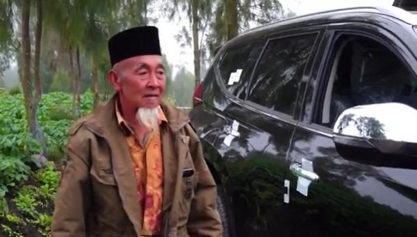Mbah Kerto tiap hari pergi ke ladang dengan mobil Pajero. (Foto: iNewsTV/Yayan Nugroho)