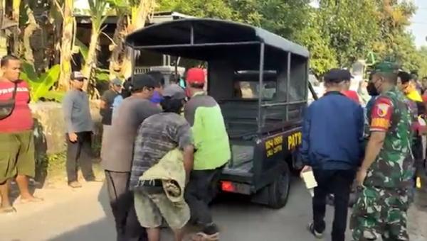tewas jatuh dr menara Korban tewas dievakusi ke rumah sakit. (Afnan Subagio).