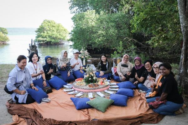 WhatsApp Image 2022 07 07 At 7 33 34 PM Wamenparekraf Angela Tanoesoedibjo menikmati kegiatan ekowisata di Plataran Menjangan, Bali. (foto: dok Wamenparekraf)