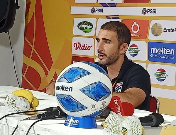 Salvador Valero Garcia Pelatih Timnas Thailand U-19, Salvador Valero Garcia kecewa timnya tak bisa memetik tiga poin saat melawan Timnas Indonesia U-19 pada laga ketiga Grup A Piala AFF U-19 2022 di Stadion Candrabhaga, Bekasi, Rabu (6/7/2022). (Foto: MPI/Ilham Sigit)