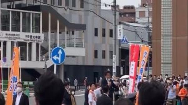 Mantan PM Jepang Shinzo Abe saat berpidato di Nara, Jumat (8/7/2022). (Foto: Twitter)