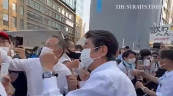 Shinzo Abe menyapa warga Jepang Mantan PM Jepang Shinzo Abe menyapa warga sebelum berpidato di Nara, Jumat (8/7/2022). (Tangkapan layar video The Straits Times)