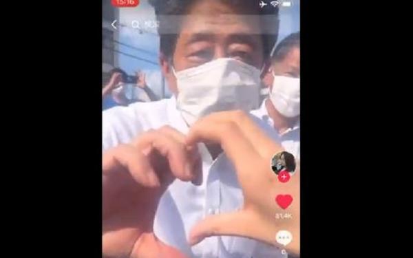 Shinzo Abe sebelum ditembak menyapa warga Mantan PM Jepang Shinzo Abe menyapa warga sebelum berpidato di Nara dan ditembak pria mantan pasukan AL Jepang, Jumat (8/7/2022). (Foto tangkapan layar video/Twitter)