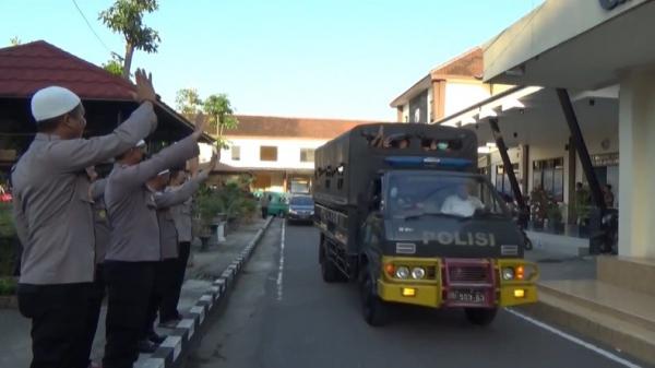 Sebanyak 318 orang dibebaskan karena dinilai tidak terbukti secara langsung menghalangi polisi saat upaya penangkapan terhadap Mas Bechi tersangka pencabulan. (Foto: Mukhtar Bagus).
