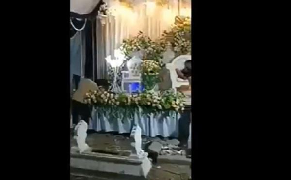 Pesta Pernikahan Makam Sampang Pesta pernikahan digelar di area makam. (Foto: iNewsTV/Fathorrahman)