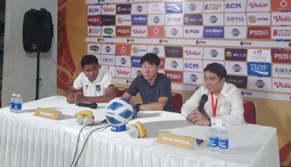 Shin Tae-yong Shin Tae-yong tak meratapi kegagalan Indonesia ke semifinal Piala AFF U-19 2022. Dia meminta Ronaldo Kwateh dan kolega menegakkan kepala. (Foto: Ilham Sigit/MPI)