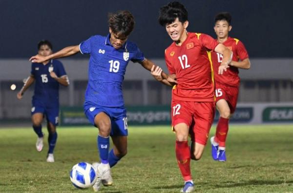 Timnas Vietnam dan Thailand lolos ke semifinal usai bermain imbang 1-1 pada matchday terakhir Grup A Piala AFF U-19 2022. (Foto: The Thao 247)