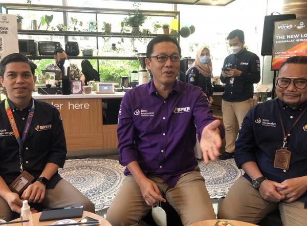 Dirut Bank Muamalat Achmad Kusna Permana Dirut Bank Muamalat Achmad Kusna Permana (tengah) menyampaikan rencana perusahaan untuk melaksanakan penawaran umum perdana saham atau IPO pada akhir 2023. (Foto: Viola Triamanda/MPI)