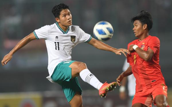 Pelatih Myanmar Soe Myat Min ucapan selamat usai Indonesia tersingkir menyakitkan di Piala AFF U-19 2022. (Foto: ANTARA FOTO/Akbar Nugroho Gumay)