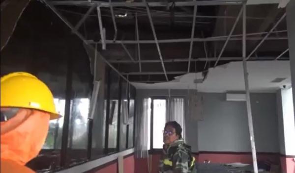 Pohon Tumbang Gianyar2 Gedung kantor UPTD Metrologi Legal Gianyar rusak dihantam pohon tumbang. (Foto: iNewsTV/Ketut Catur)