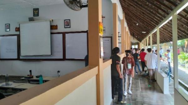 SMA Kolese De Britto Yogyakarta Suasana di lingkungan SMA Kolese De Britto di Yogyakarta, sekolah unik yang membolehkan siswa gondrong dan tidak berseragam. (Foto : iNews/ Erfan Erlin)
