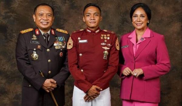 Adira rizky Adira Rizky Nugroho peraih Adhi Makayasa tahun 2022 bersama ayah dan ibu, Irjen Pol Yazid Fanani serta Kombes Pol Rinny Shirley Theresia Wowor. (Foto : Instagram/Adira Rizky Nugroho)