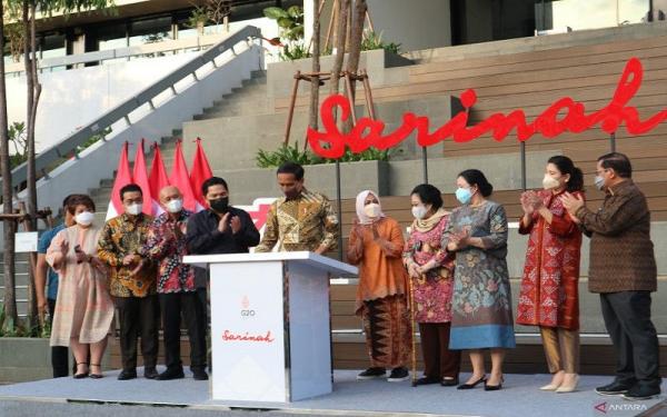 Presiden Jokowi menandatangani prasasti peresmian Gedung Sarinah, Kamis (14/7/2022). (Foto: Desca Lidya Natalia/ANTARA)