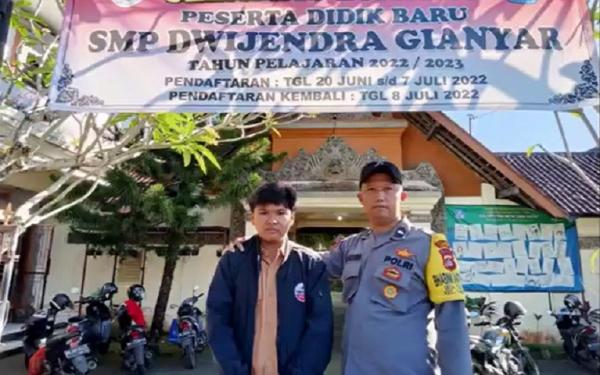 Bhabinkamtibmas Gianyar2 Aipda I Wayan Astawa bersama anak tak mampu yang kembali disekolahkan. (Foto: iNews/Ketut Catur)