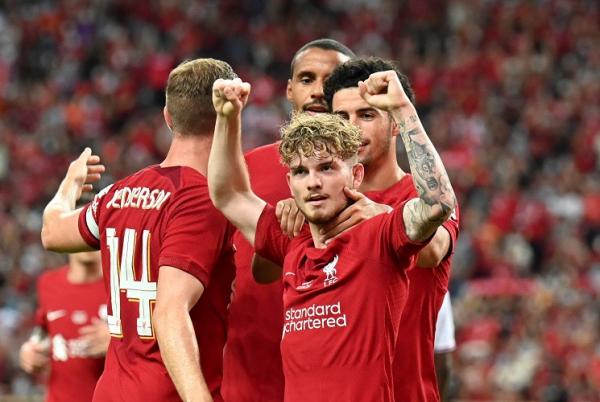 Pemain Liverpool Pemain Liverpool merayakan gol Jordan Henderson ke gawang Crystal Palace pada laga uji coba di Stadion National Singapore, Kallang, Jumat (15/7/2022). (Foto: REUTERS)