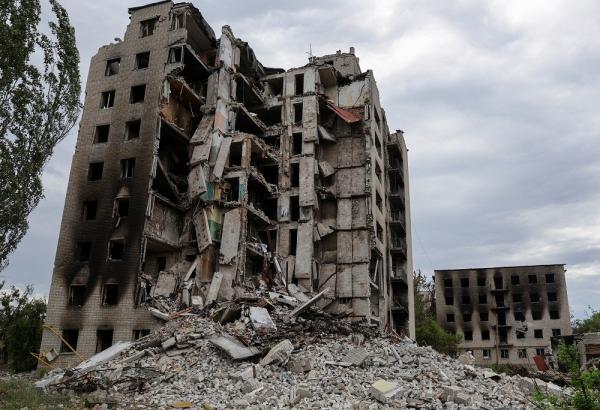 Salah satu bangunan apartemen yang hancur akibat perang Rusia-Ukraina di Kota Popasna, Ukraina, Kamis (14/7/2022). (Foto: Reuters)