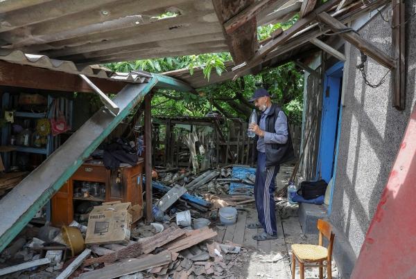 Warga Popasna, Vladimir Odarchenko, berdiri di dalam rumahnya yang rusak akibat perang Rusia-Ukraina, Kamis (14/7/2022). (Foto: Reuters)