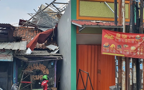 Sebuah Kafe Hancur Akibat Ledakan Tabung Gas