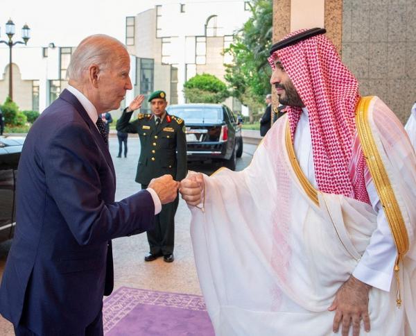 Presiden AS Joe Biden beradu kepalan tangan dengan Pangeran Muhammad bin Salman (MBS), saat pertemuan mereka di Jeddah, Arab Saudi, Jumat (16/7/2022). (Foto: Reuters)