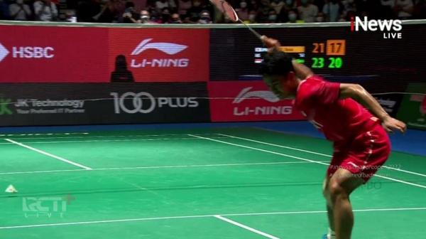 Pebulu tangkis tunggal putra Indonesia, Anthony Ginting membanting raketnya seusai menyegel gelar juara Singapore Open 2022 di Singapore Indoor Stadium, Kallang, Minggu (17/7/2022). (Foto: RCTI+)