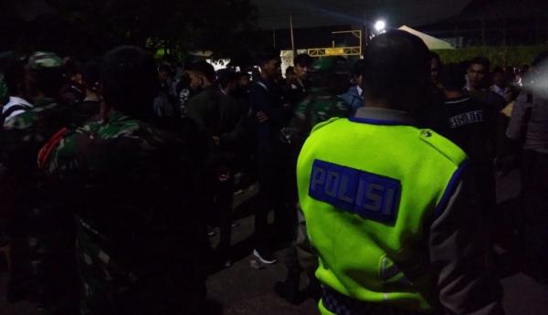 Antrean Pelamar Antrean panjang pelamar kerja membeludak di Jalan Dago, Kelurahan Jatiuwung, Tangerang. (Foto istimewa).