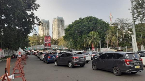 Antrean Prj 2 Mpi Antrean mobil mengular di arena PRJ, Kemayoran, Jakarta Pusat jelang penutupan. (Foto: MPI/Bachtiar Rojab)