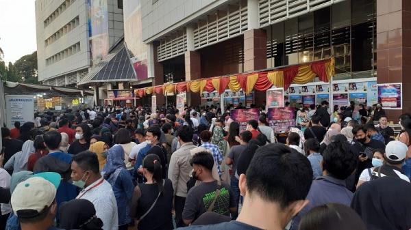 Antrean Prj 3 Mpi Antrean masuk PRJ penuh sesak oleh pengunjung. (Foto: MPI/Bachtiar Rojab)