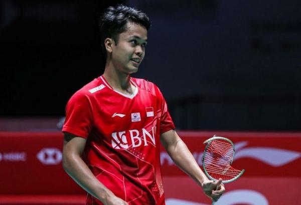 Anthony Sinisuka Ginting banting raket Raket pebulu tangkis tunggal putra Indonesia, Anthony Ginting tampak tak karuan bentuknya usai dibanting di final Singapore Open 2022, Minggu (17/7/2022). (Foto: Instagram/@badminton.ina)