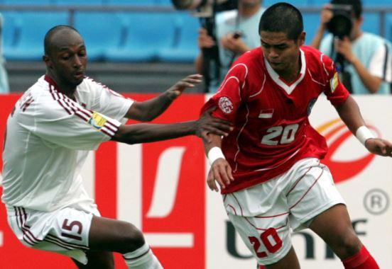 Striker Timnas Indonesia, Bambang Pamungkas beraksi saat melawan Qatar pada ajang Piala Asia 2004. (Foto: Instagram/@afcasiancup)