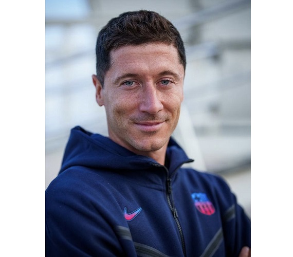 Lewandowski Robert Lewandowski akhirnya menyapa fans Barcelona untuk pertama kalinya. Lewandowski terlihat tersenyum lebar. (fotoL Barcelona).