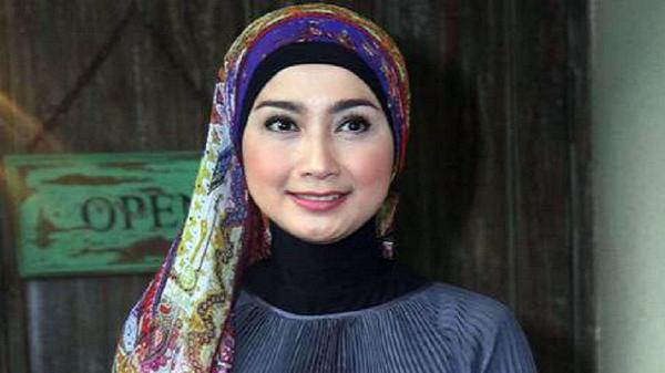 DESY RATNASARI Artis Kuliah hingga Lulus S3. (foto: instagram)