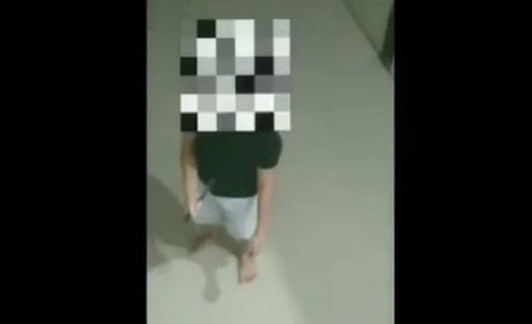 Prt Bunuh Diri Pontianak Seorang PRT mengarahkan pisau ke perut hendak bunuh diri. (Foto: @prc_samaptapoldakalbar)