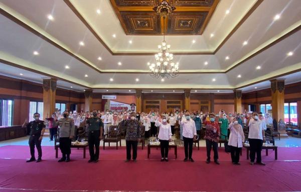 Mojokerto Zero Stunting 2 Wali Kota dan jajaran Forkopimda saat menyampaikankomitmen bersama Kota Mojokerto menuju zero stunting. (Foto: dok Pemkot Mojokerto)