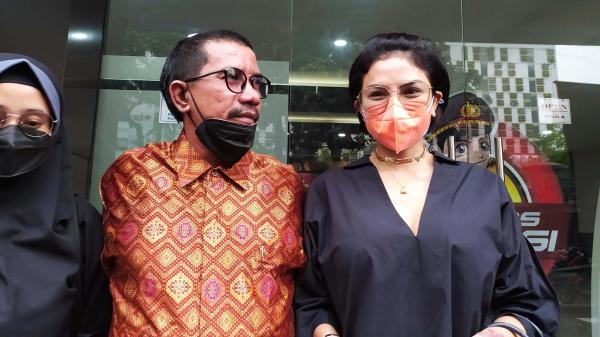 Nikita Mirzani Artis Nikita Mirzani saat mendatangi Kantor Kejari Serang, Selasa (25/10/2022). Nikita ditahan selama 20 hari di Rutan Serang terkait kasus pencemaran nama baik. (Foto: MPI/Yogi Sandy)