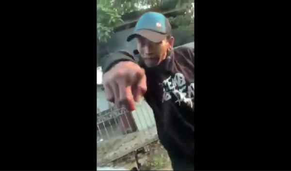 Tangkapan layar saat pemuda ngamuk dan ancam pengemudi mobil. (Saif Hajarani).