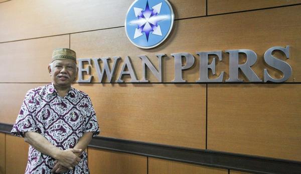 Ketua Dewan Pers Prof Azyumardi Azra menyerahkan DIM RKUHP ke Komisi III DPR dari Fraksi PDIP. (Foto Dewan Pers).