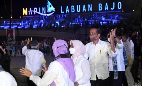 Jokowi Marina Labuan Bajo Presiden Joko Widodo meresmikan penataan kawasan Marina Labuan Bajo, Kamis (21/7/2022) malam. (Foto: Ist)